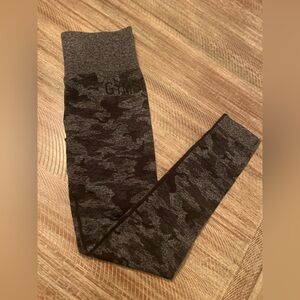 Gymshark Black and Gray Camo Patterned Leggings Like New Women’s Small Athletic